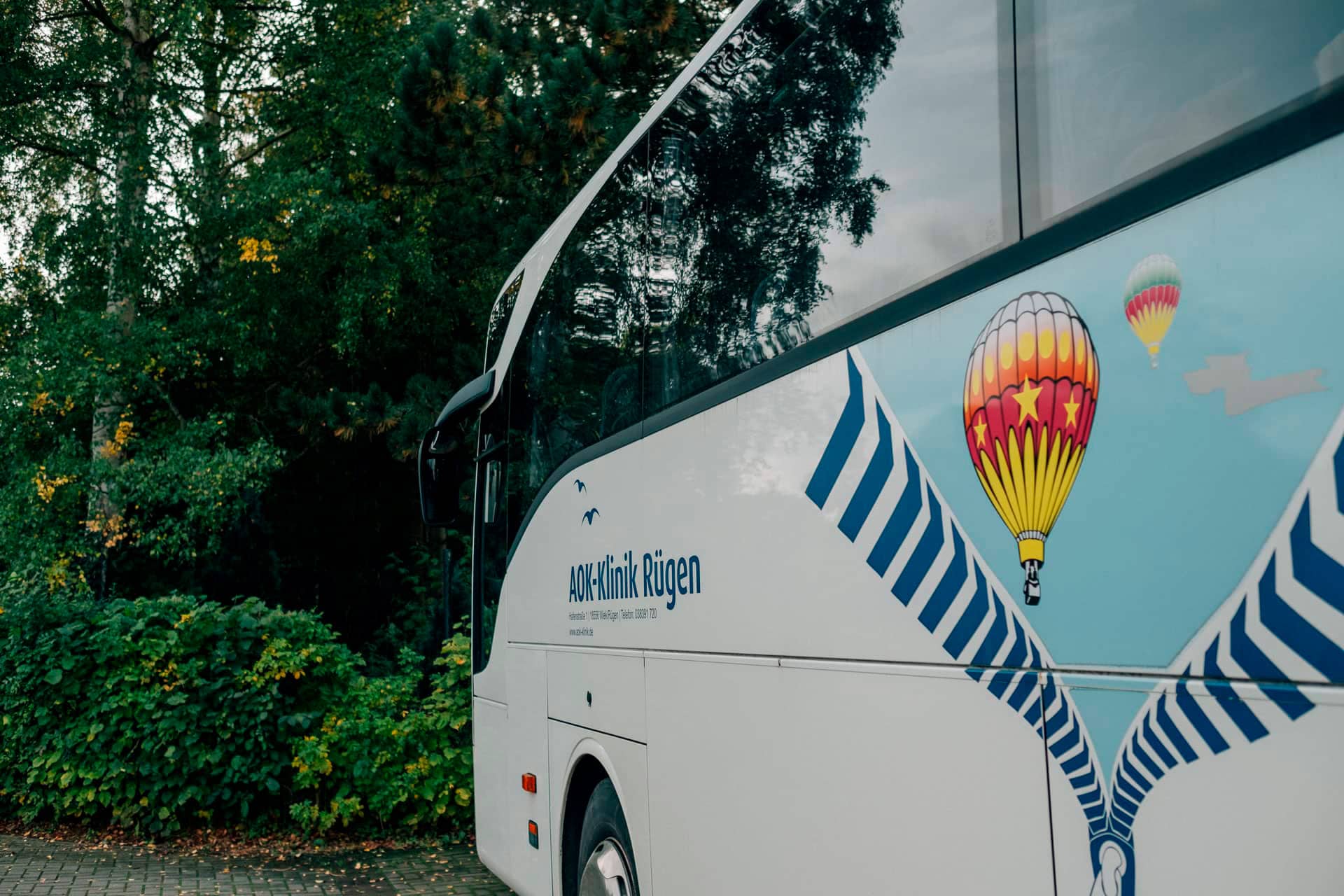 Bus der AOK-Klinik Rügen für den Bustransfer von Patientinnen und Patienten bei der An- und Abreise